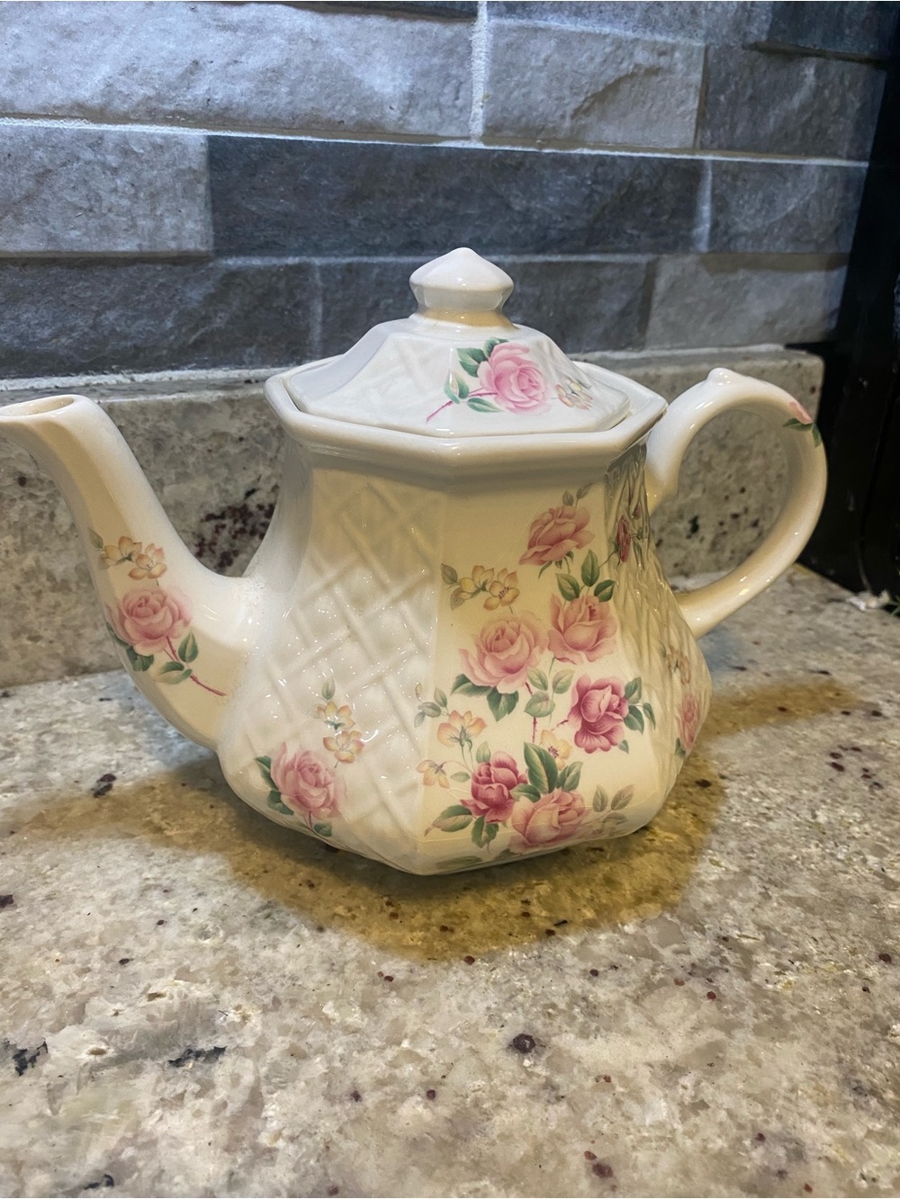Sadler Windsor Pink Roses Trellis Four Cup Teapot Made in England